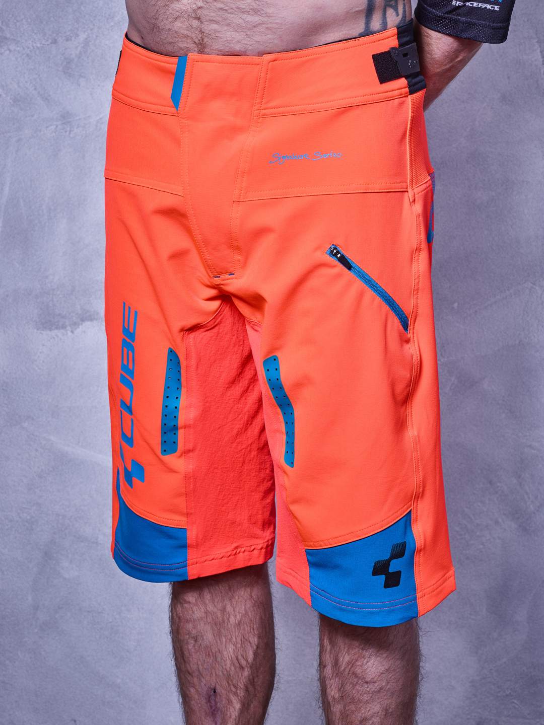 Pantalones cortos CUBE Action Signature Flashred/Black/Blue
