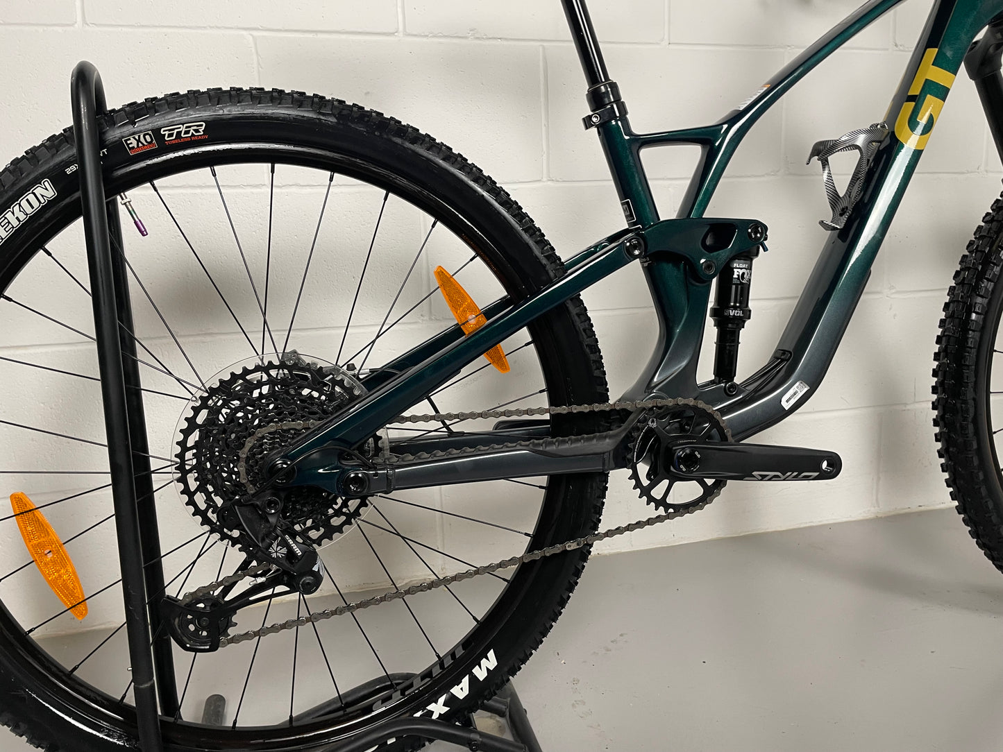 GT Sensor ST Carbon Elite 2024 Mountain Bike