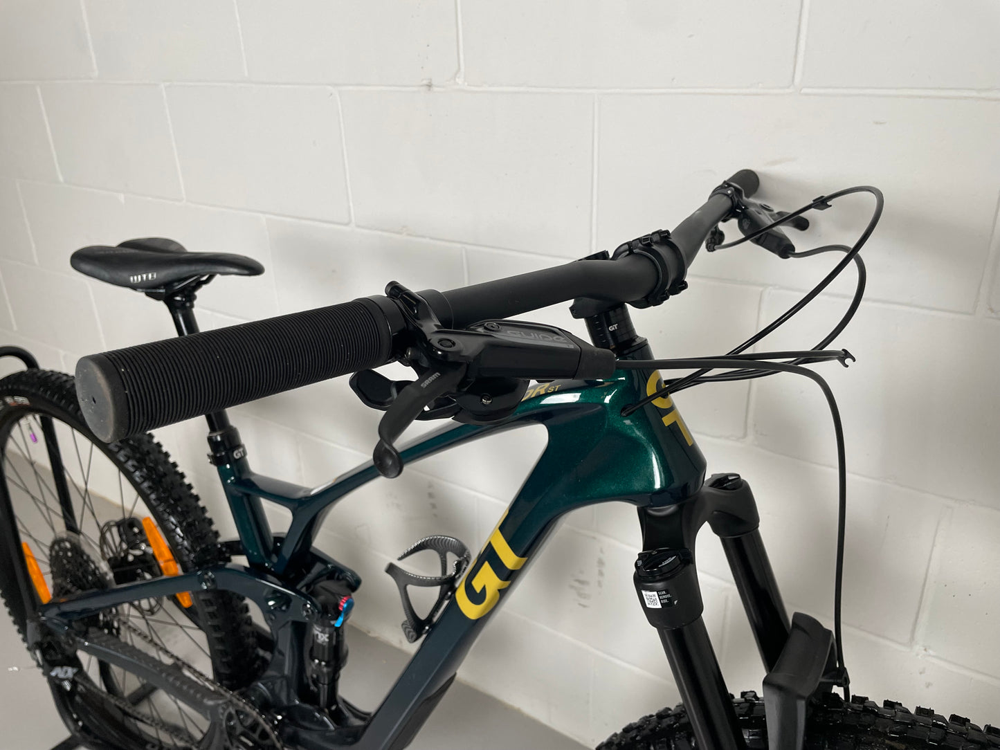 GT Sensor ST Carbon Elite 2024 Mountain Bike