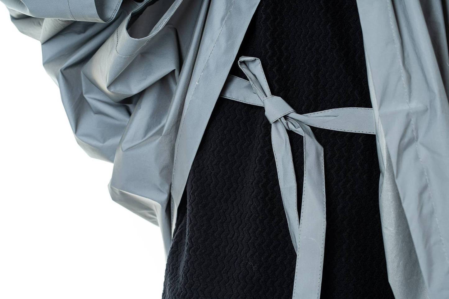 Poncho de seguridad utilitario CUBE ATX color plata y gris