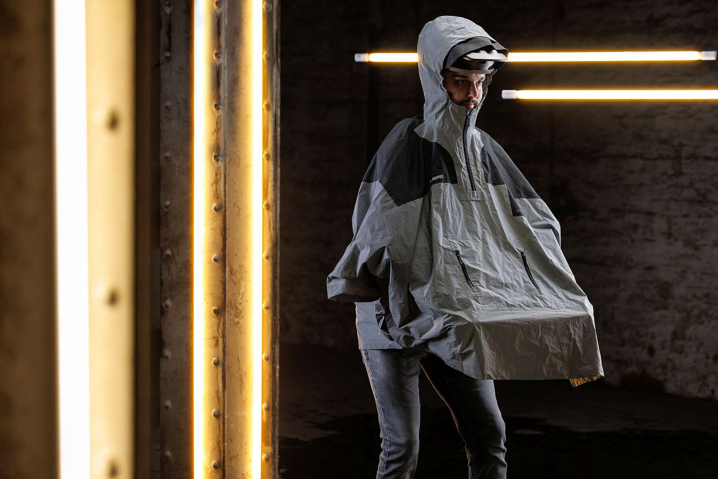 Poncho de seguridad utilitario CUBE ATX color plata y gris