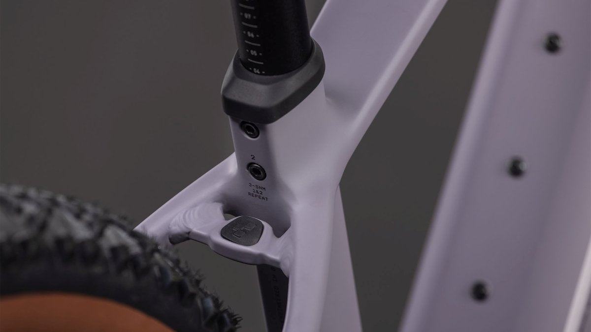 CUBE REACTION HYBRID PERFORMANCE 600 PLUMGREY/BLACK 2026