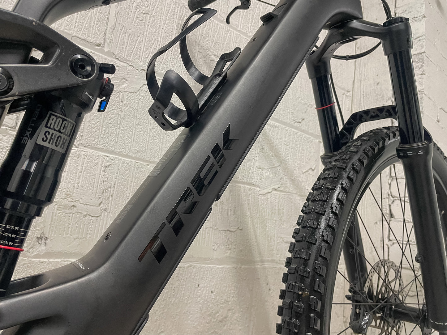 TREK  FUEL EXE 9.5 2024 ELECTRIC MOUNTAIN BIKE*Only 6 Miles Rode*