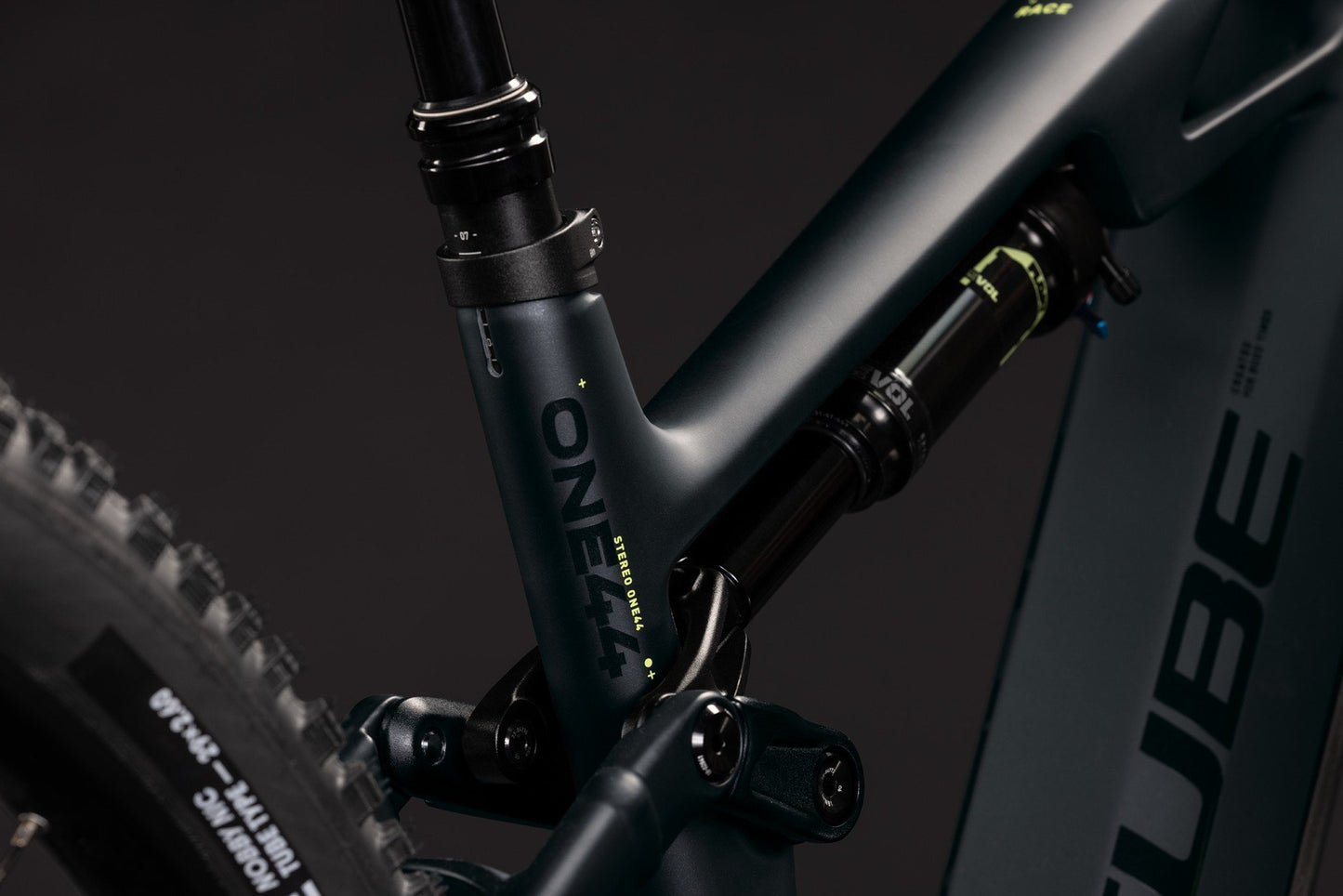 CUBE STEREO HYBRID ONE44 HPC RACE 800 COAL/GREEN 2027
