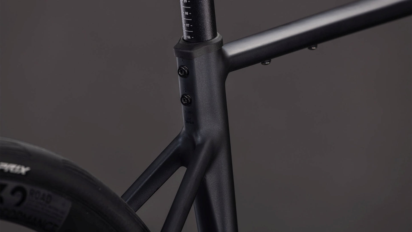 CUBE ATTAIN SLX COAL/PRISM 2026