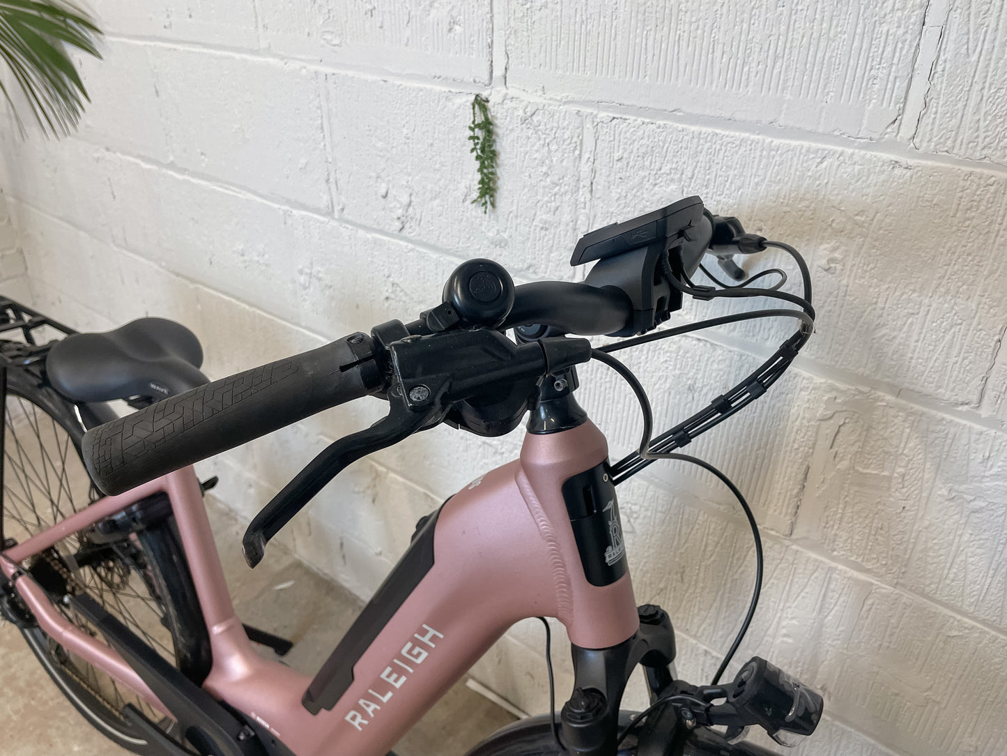 Raleigh Motus Tour 400Wh 2024 Electric Hybrid Bike *Only Rode 100 Miles*