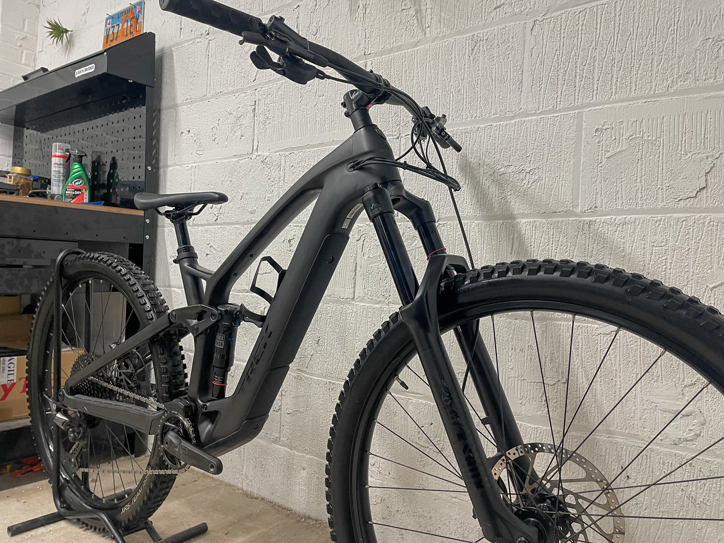 TREK  FUEL EXE 9.5 2024 ELECTRIC MOUNTAIN BIKE*Only 6 Miles Rode*