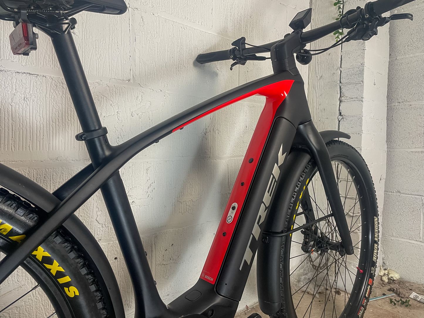 TREK ALLANT+ 9.9 250W 2022 CARBON ELECTRIC HYBRID BIKE *Only 400 Miles Rode*