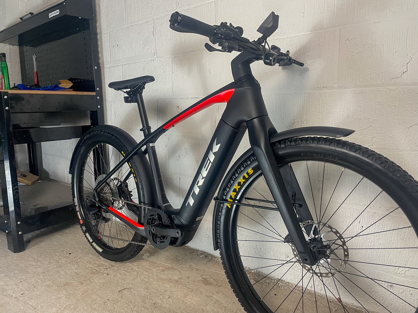 TREK ALLANT+ 9.9 250W 2022 CARBON ELECTRIC HYBRID BIKE *Only 400 Miles Rode*