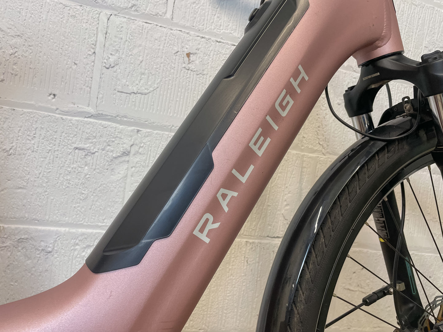 Raleigh Motus Tour 400Wh 2024 Electric Hybrid Bike *Only Rode 100 Miles*