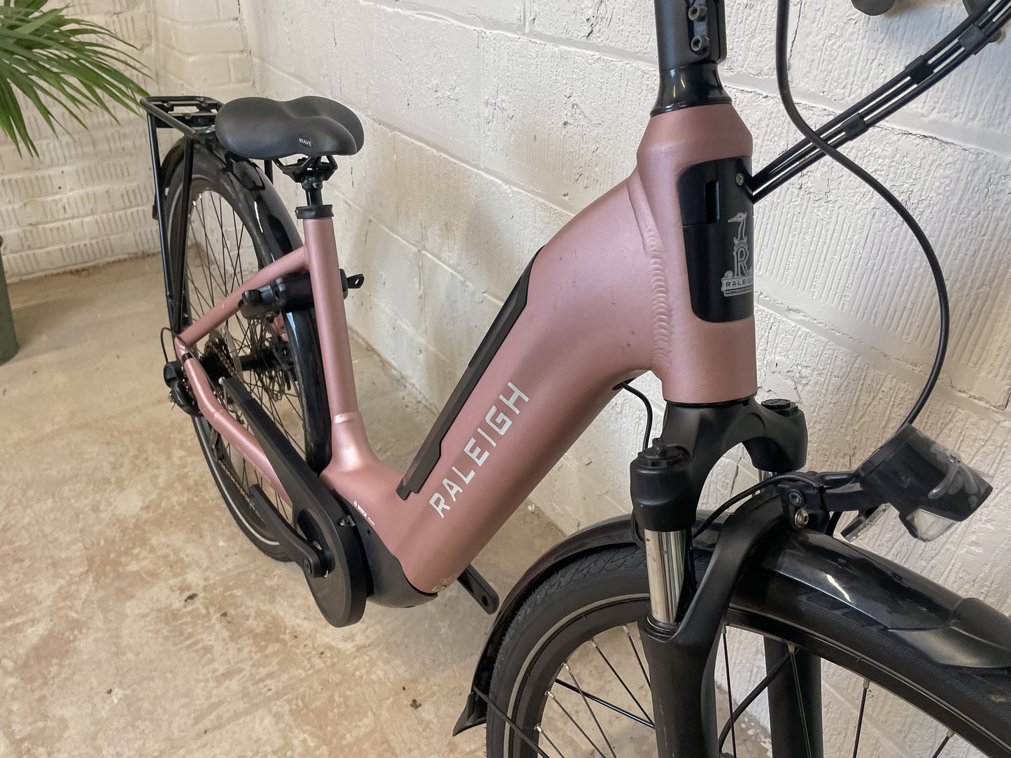 Raleigh Motus Tour 400Wh 2024 Electric Hybrid Bike *Only Rode 100 Miles*