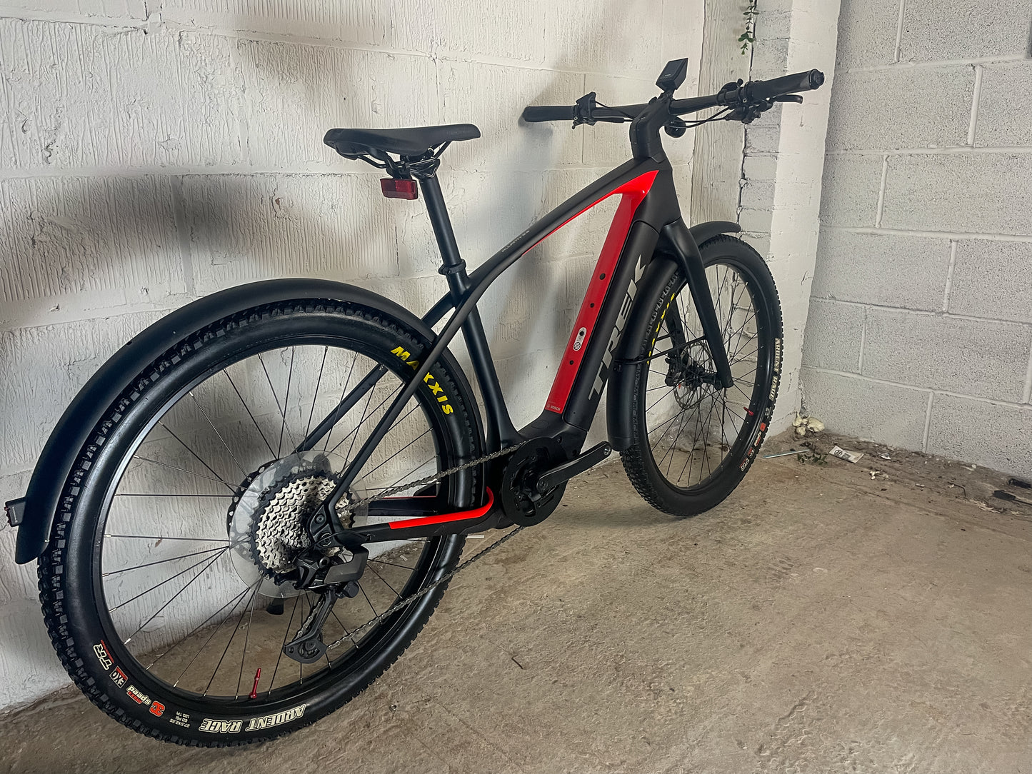 TREK ALLANT+ 9.9 250W 2022 CARBON ELECTRIC HYBRID BIKE *Only 400 Miles Rode*