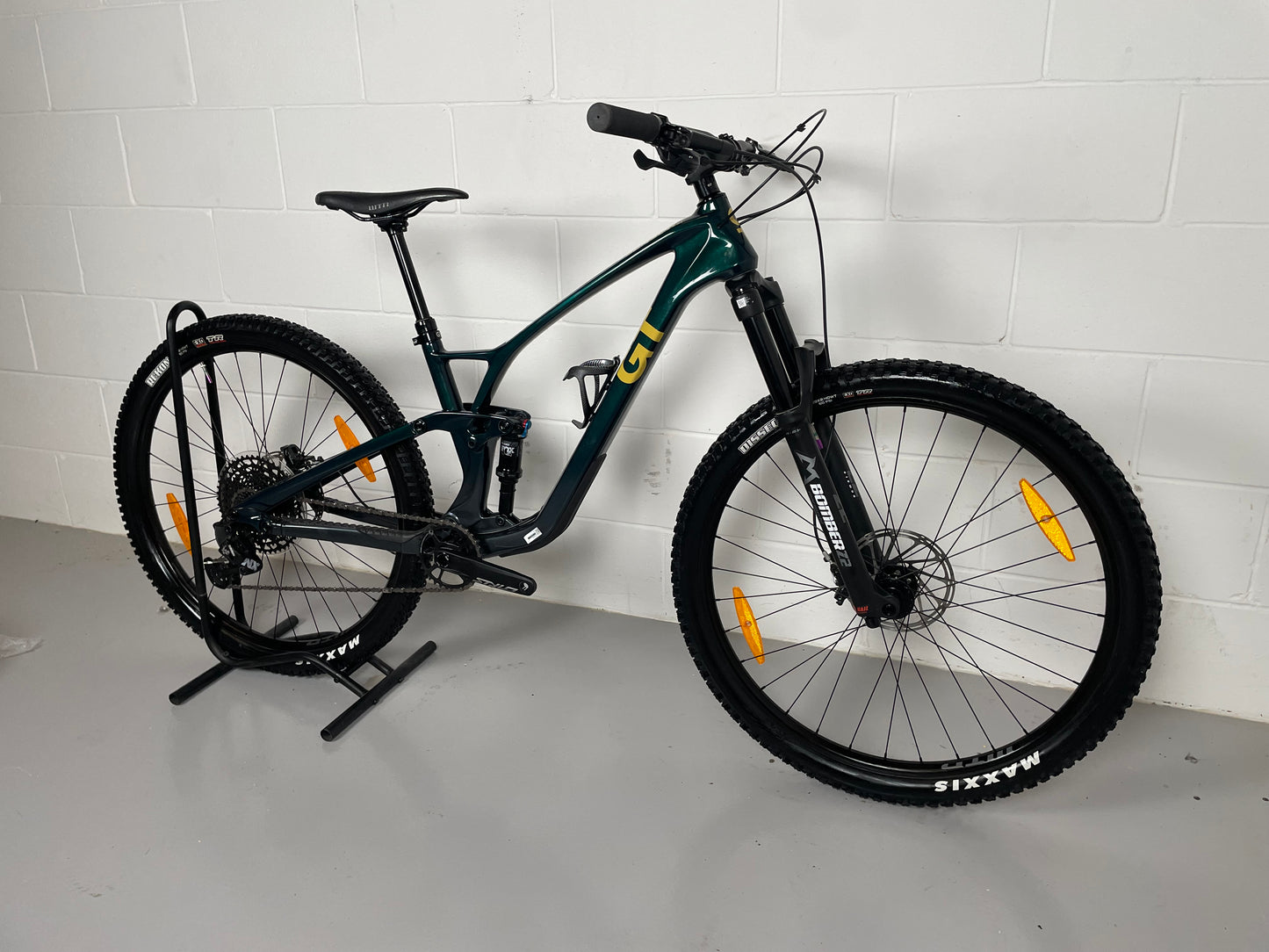 GT Sensor ST Carbon Elite 2024 Mountain Bike