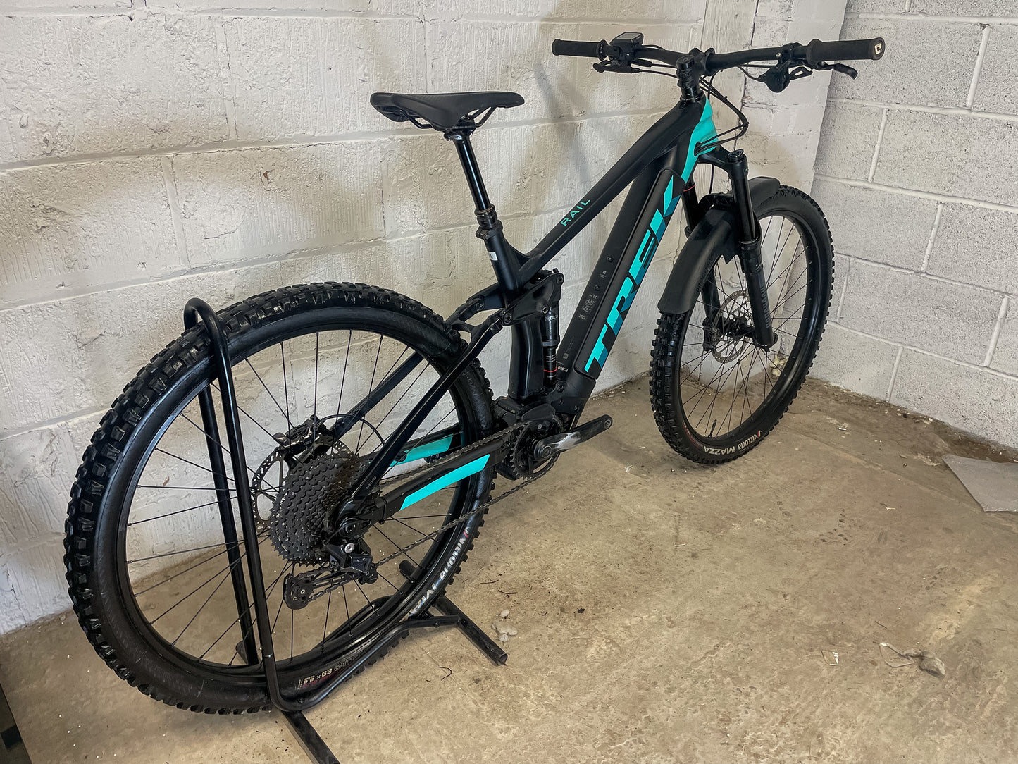 TREK RAIL 5 625WH ELECTRIC MOUNTAIN BIKE 2023