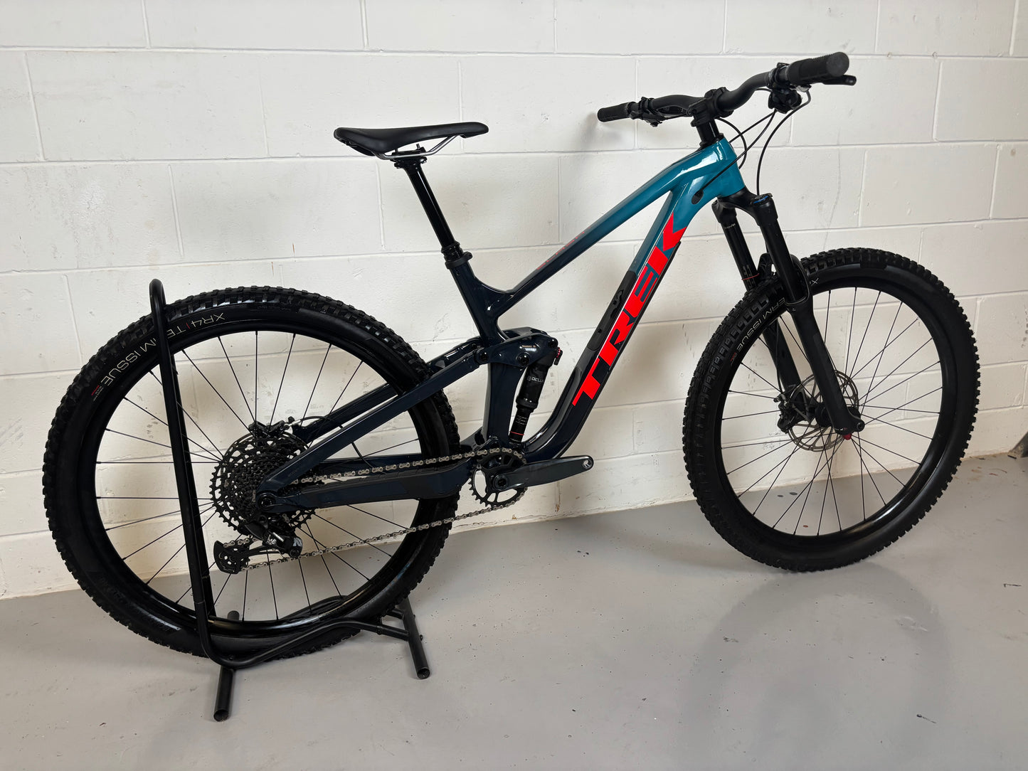 Trek Slash 7 29er Mountain Bike 2022
