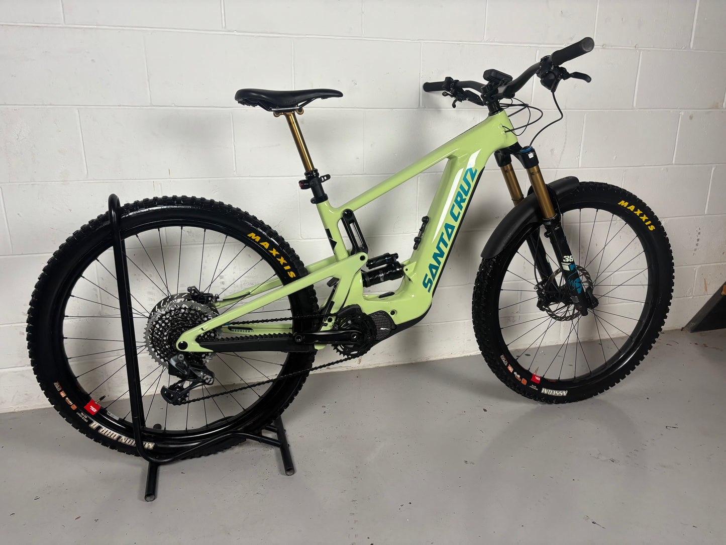 Santa Cruz Heckler CC X01 AXS RSV MX 2023 Electric Mountain Bike